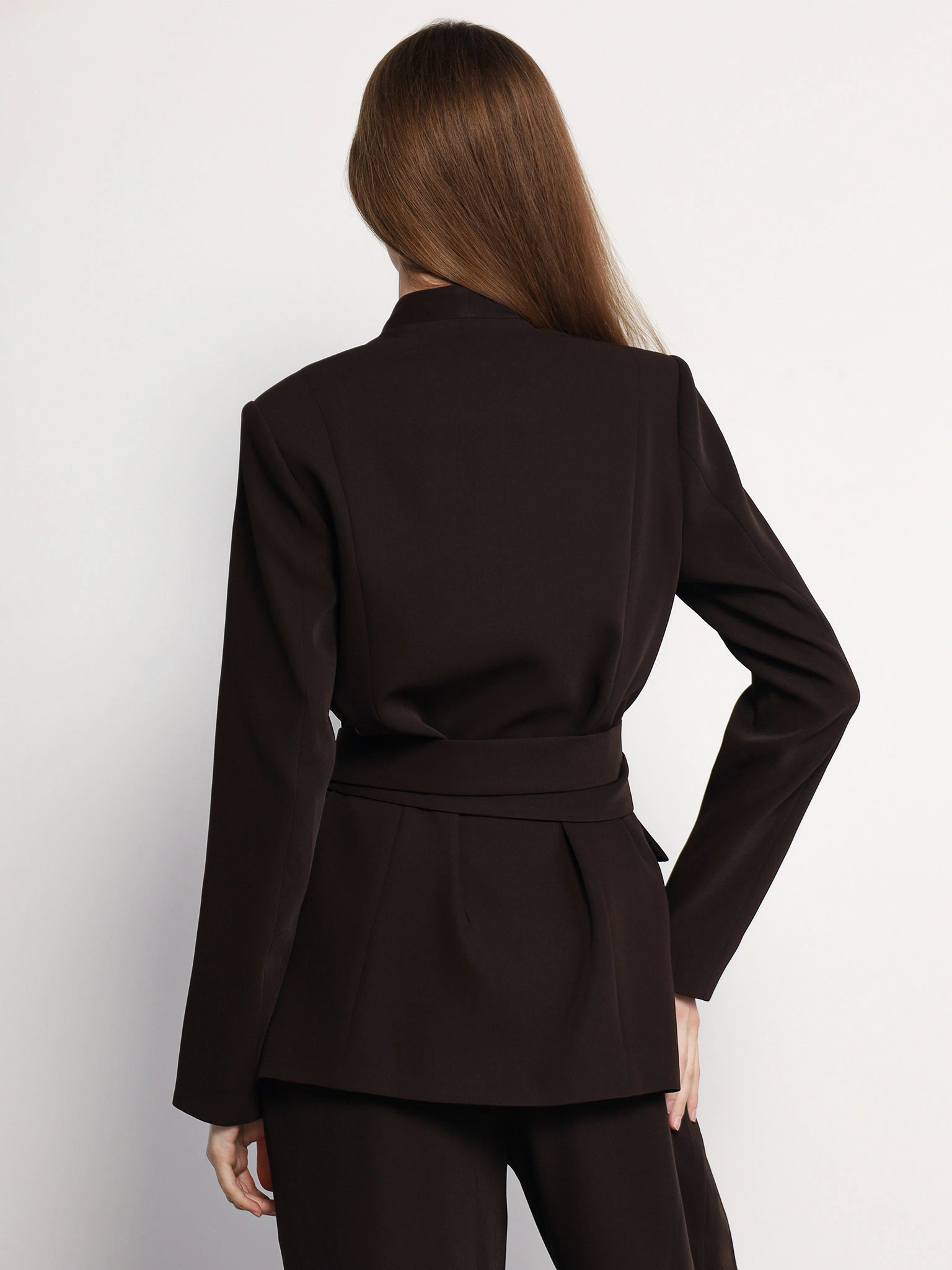 Жакет темно-коричневого цвета прямого кроя с имитацией карманов